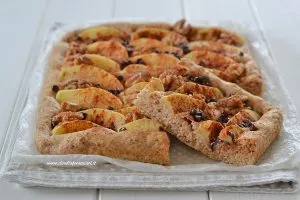 focaccia integrale con mele noci e gocce di cioccolato fondente
