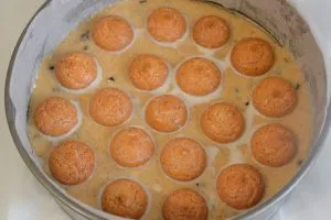 preparazione della torta di mele e amaretti con gocce di cioccolato