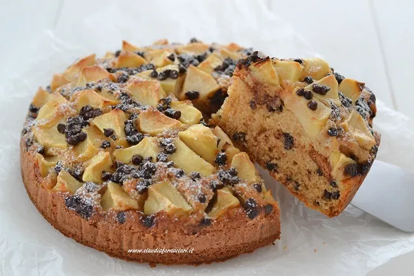 torta di mele e amaretti con gocce di cioccolato fondente