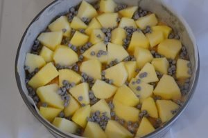 torta di mele e amaretti con gocce di cioccolato da infornare