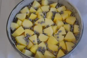torta di mele e amaretti con gocce di cioccolato da infornare