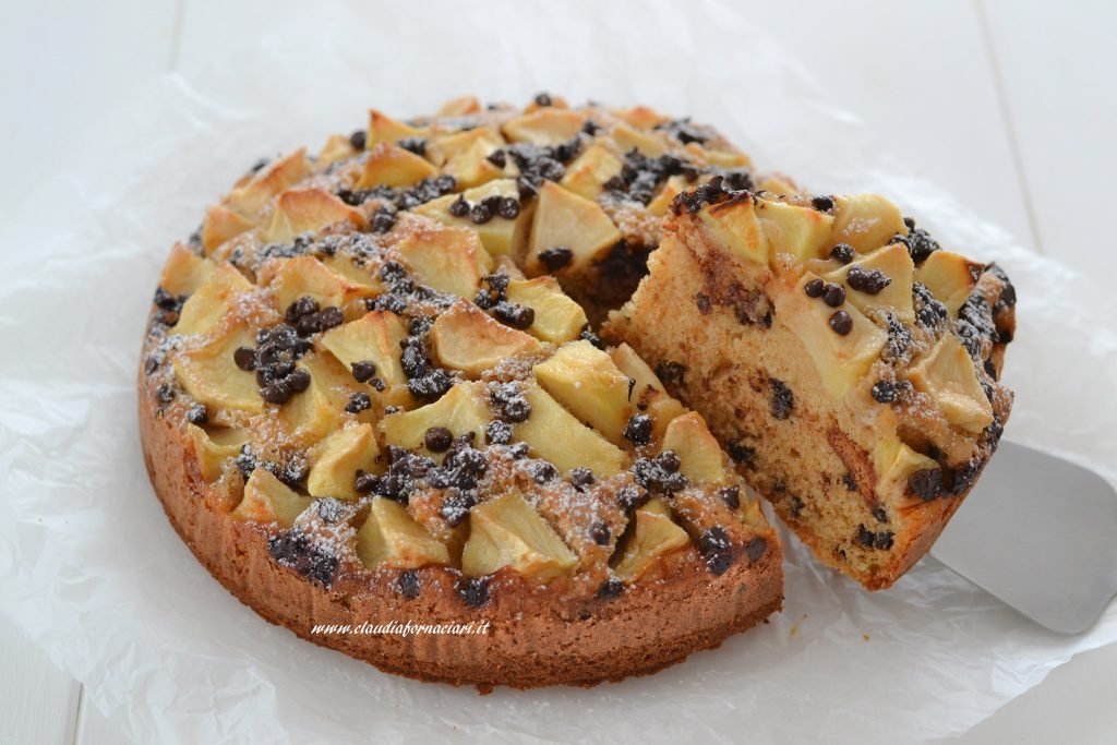 torta di mele e amaretti con gocce di cioccolato sfornata