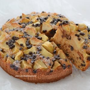 torta di mele e amaretti con gocce di cioccolato sfornata