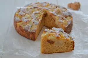 fetta di torta di pere e amaretti
