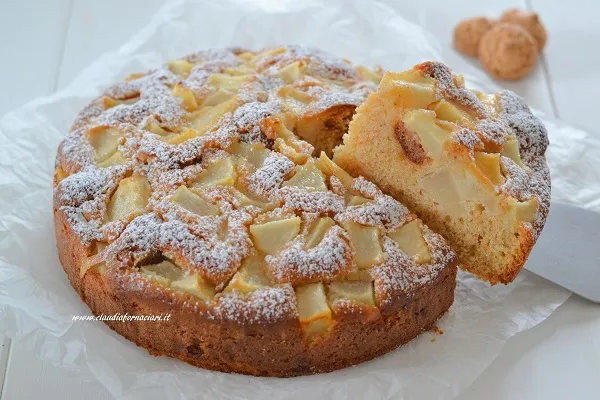 fetta di torta di pere e amaretti sfornata