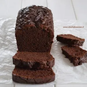 fette di plumcake al cioccolato peperoncino e brandy servito