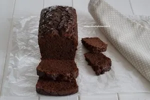 plumcake al cioccolato peperoncino e brandy servito