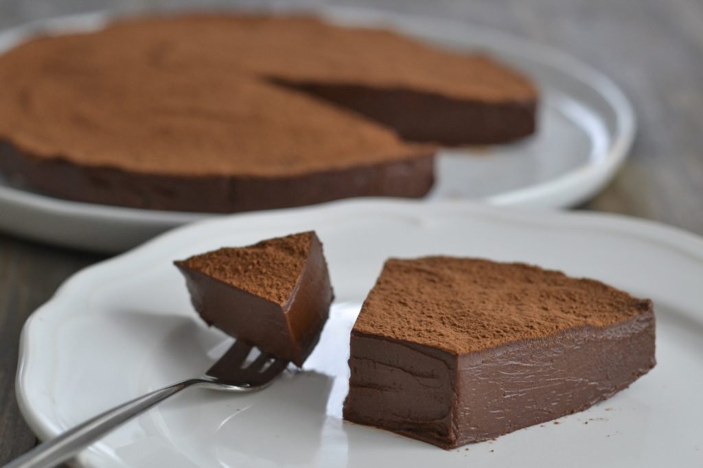 fetta di torta cioccolatino servita