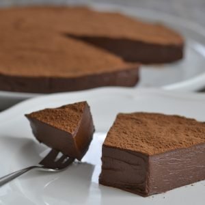 fetta di torta cioccolatino servita