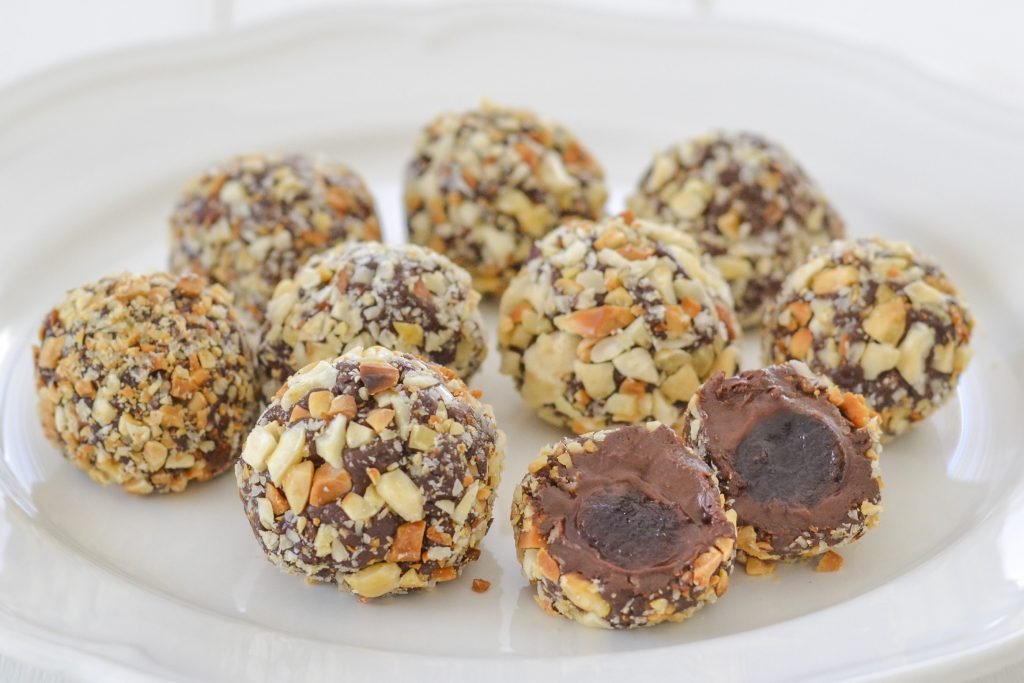 tartufi al cioccolato e amarene sciroppate
