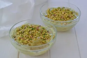 tiramisù al pistacchio e agrumi con granella di pistacchio