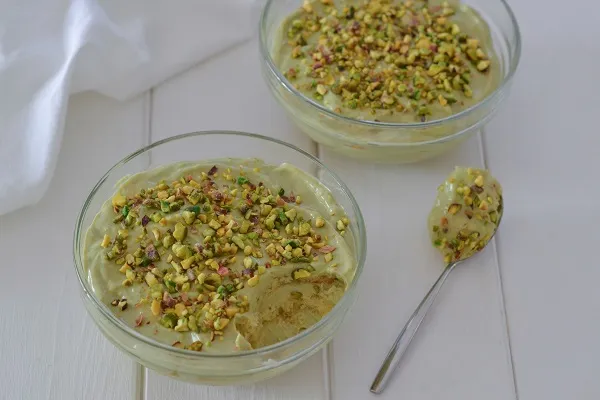 tiramisù al pistacchio e agrumi  servito