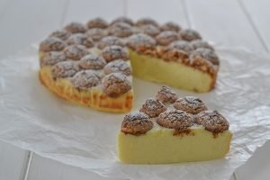 fetta di torta cremosa ricotta e amaretti