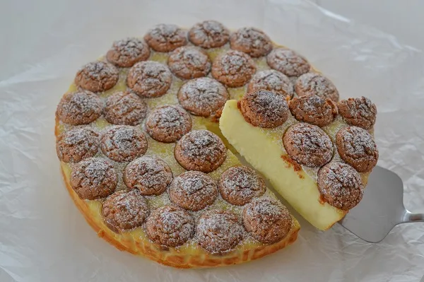 torta cremosa ricotta e amaretti da servire