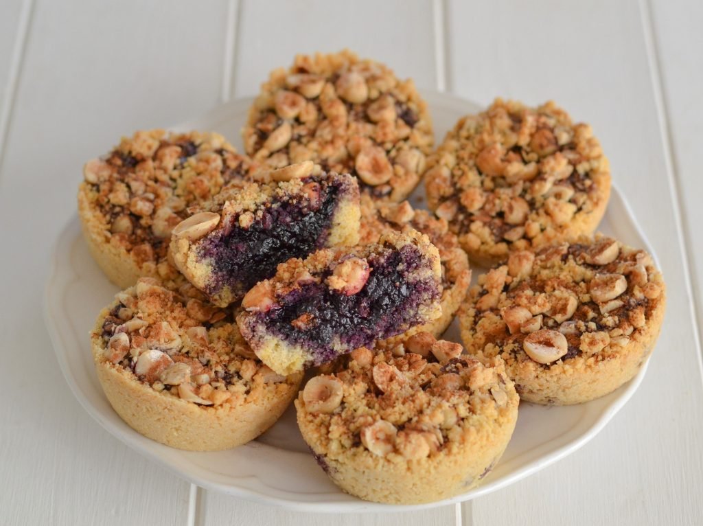 crostatine ai mirtilli e nocciole e cannella