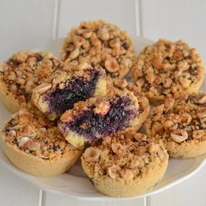 crostatine ai mirtilli e nocciole e cannella