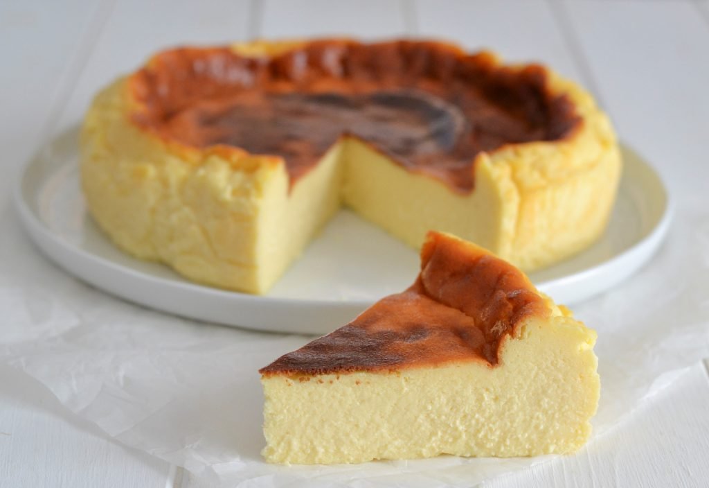 fetta di tarta de queso cremosa