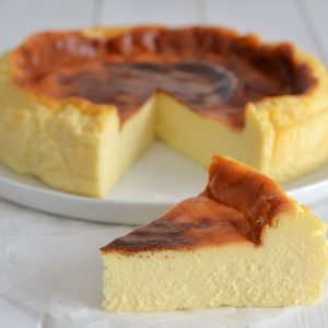 fetta di tarta de queso cremosa