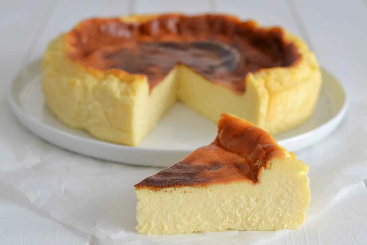 fetta di tarta de queso cremosa