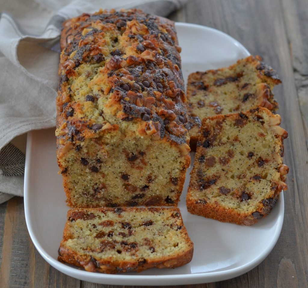 Plumcake integrale con cioccolato, noci e uvetta servito