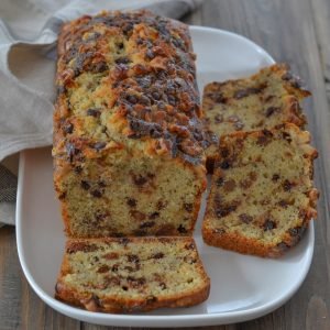 Plumcake integrale con cioccolato, noci e uvetta servito
