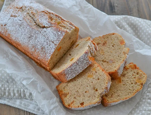 plumcake integrale alla cannella e arancia candita servito