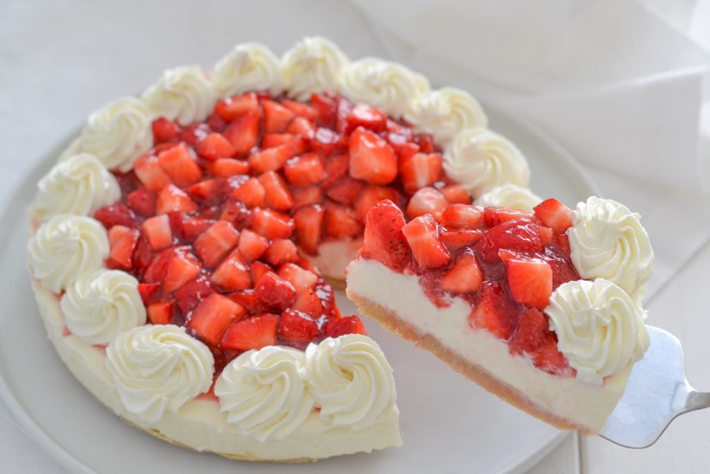 fetta di cheesecake alle fragole senza cottura