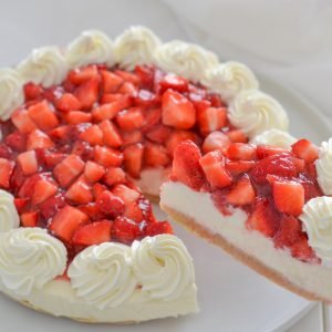 fetta di cheesecake alle fragole senza cottura