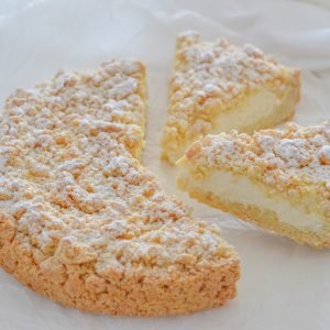 sbriciolata con ricotta e mascarpone servita