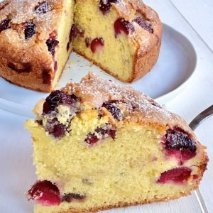 fetta di torta di ciliegie e amarene
