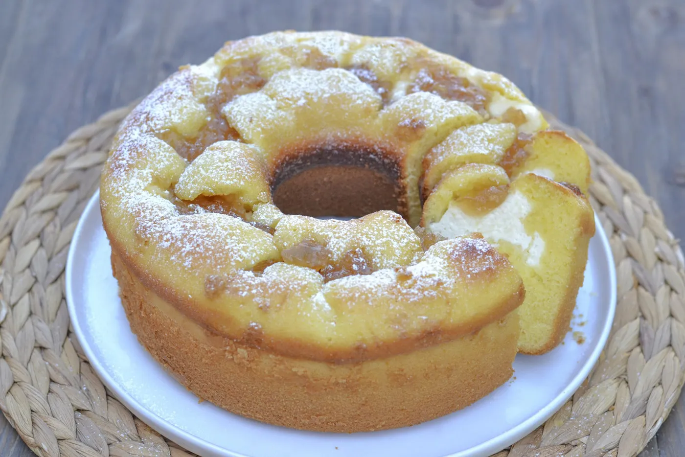 Ciambella con ricotta e marmellata di limoni a fette