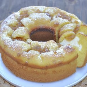 Ciambella con ricotta e marmellata di limoni servita