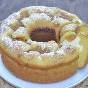 Ciambella con ricotta e marmellata di limoni servita