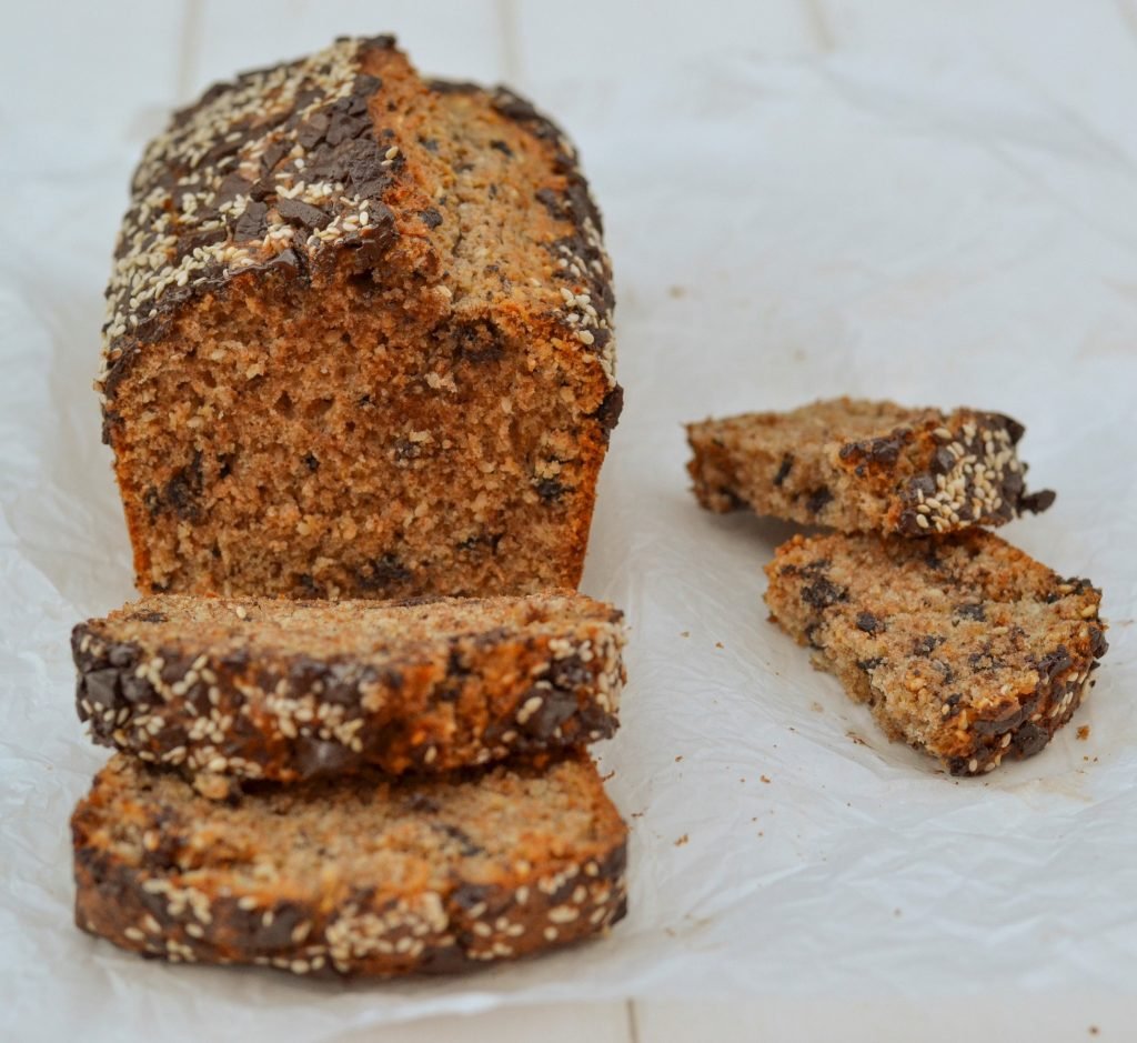 plumcake integrale con gocce di cioccolato e sesamo servito