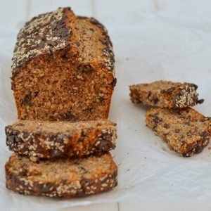 plumcake integrale con gocce di cioccolato e sesamo servito