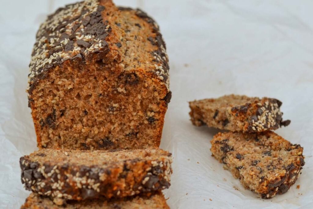 plumcake integrale con gocce di cioccolato e sesamo servito