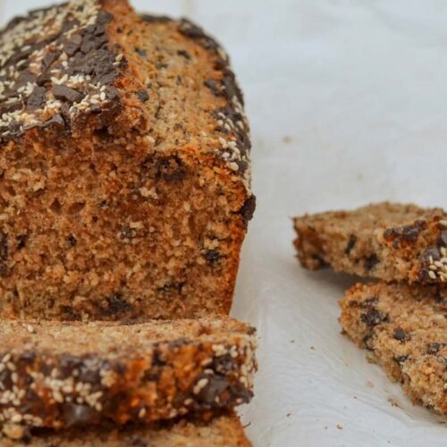 plumcake integrale con gocce di cioccolato e sesamo servito