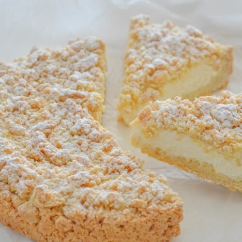 sbriciolata con ricotta e mascarpone servita