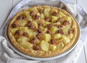 torta salata di patate salsiccia e scamorza affumicata con rosmarino