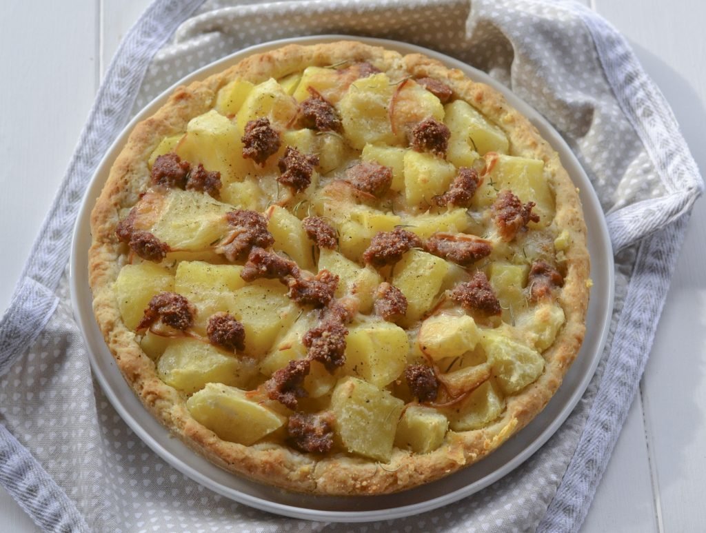 torta salata di patate salsiccia e scamorza affumicata