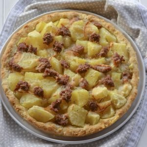 torta salata di patate salsiccia e scamorza affumicata
