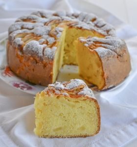fetta di torta di mele alla panna