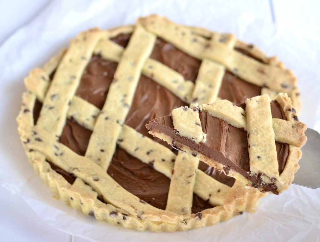 fetta di crostata con gocce di cioccolato e crema alle nocciole