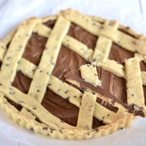 fetta di crostata con gocce di cioccolato e crema alle nocciole