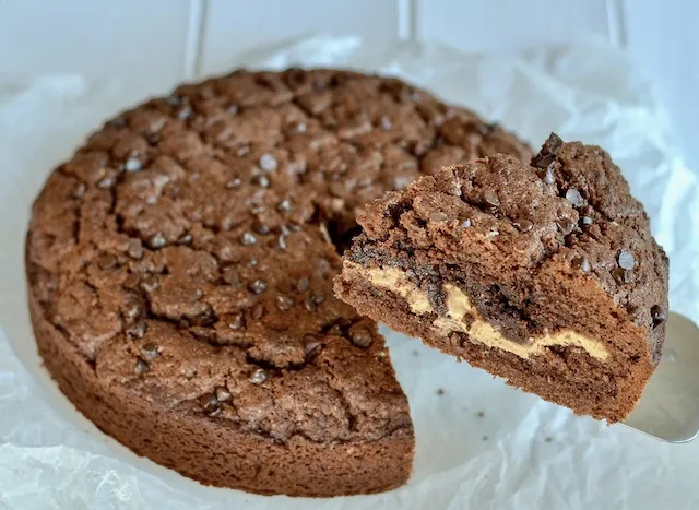 torta al cacao con crema alle nocciole servita