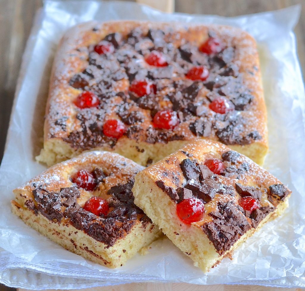 focaccia con miele, cioccolato e ciliegie candite