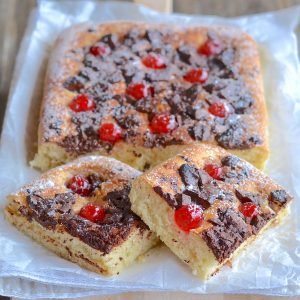 focaccia con miele, cioccolato e ciliegie candite
