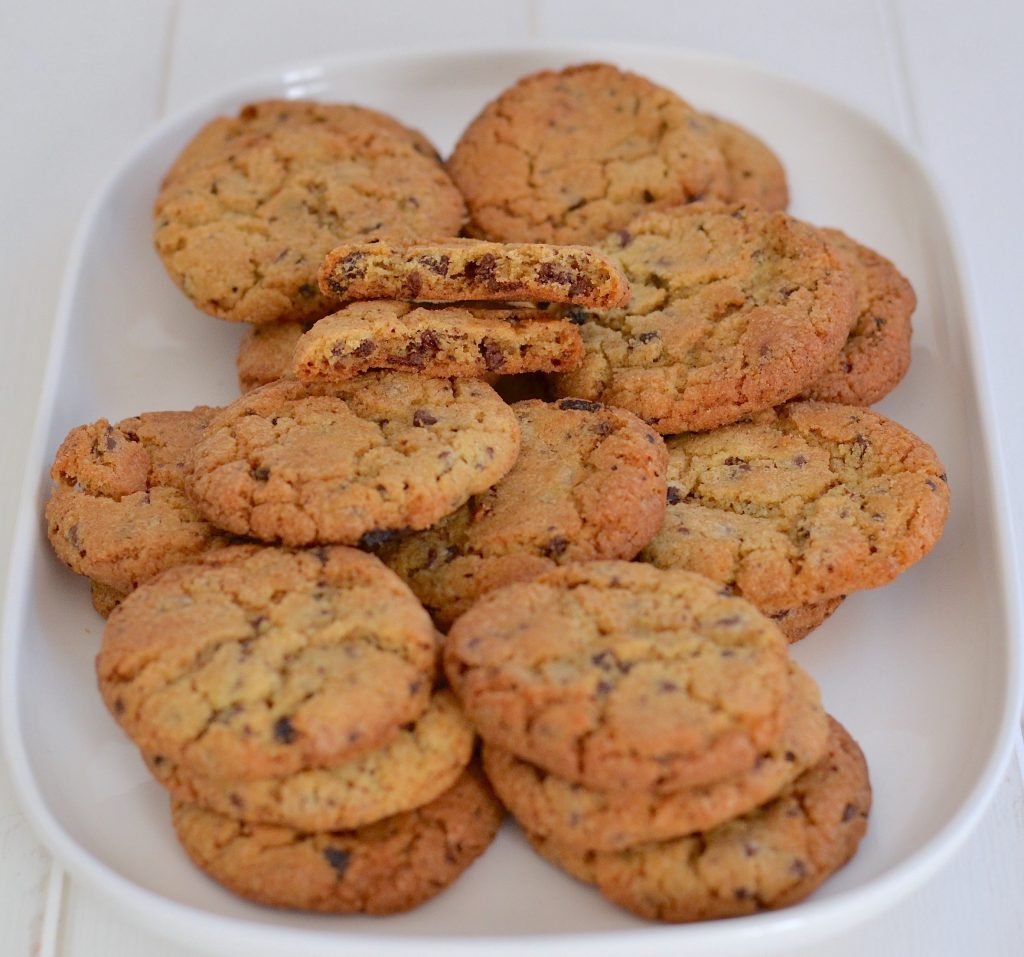 cookies al caffè con gocce di cioccolato serviti