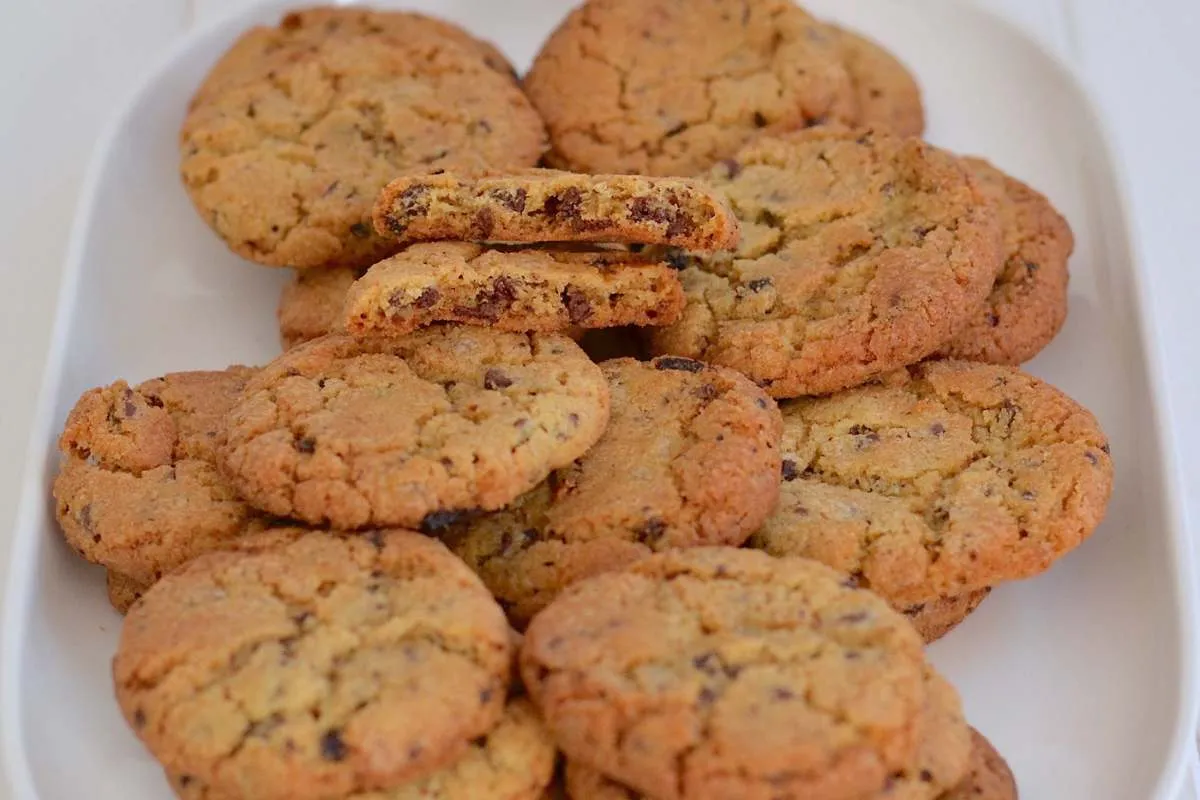 cookies al caffè con gocce di cioccolato serviti
