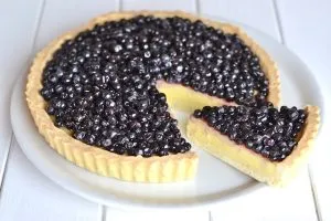 crostata con crema e mirtilli
